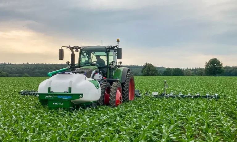 Brautigam Bandspray Robocrop auf dem Maisfeld