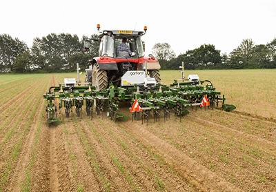 Garford Gerät hinter Traktor auf dem Feld Rückansicht