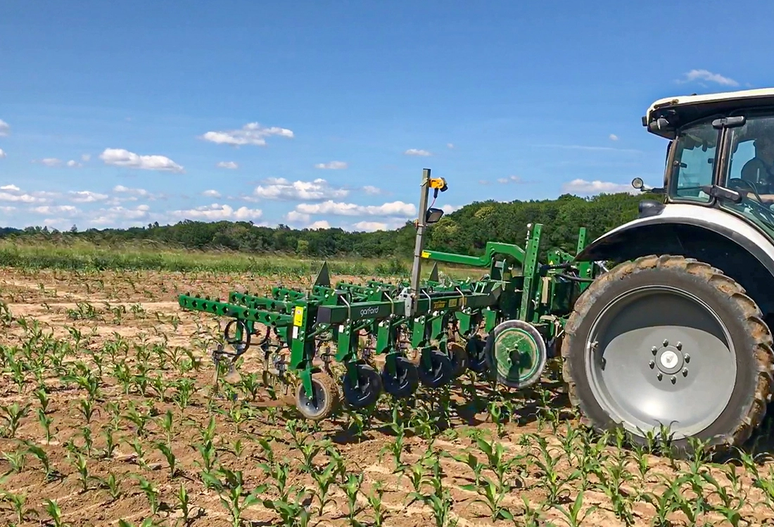 Garford Gerät hinter Traktor auf dem Maisfeld