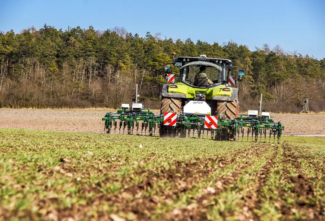 Garford Twinshift Rückansicht auf dem Feld, Wald im Hintergrund