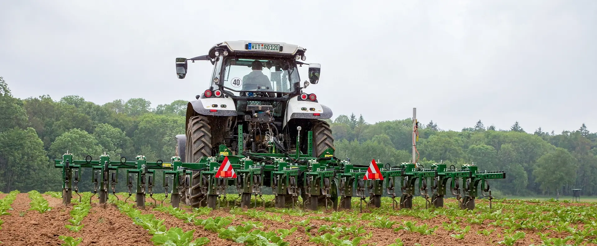 Sideshift hinter Traktor auf dem Feld