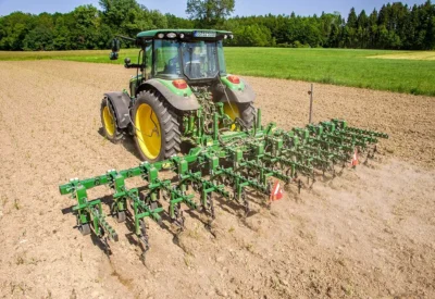 Interrow hinter Traktor auf dem kahlen Acker